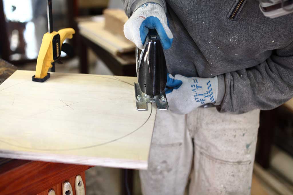 using jig saw to cut round dist