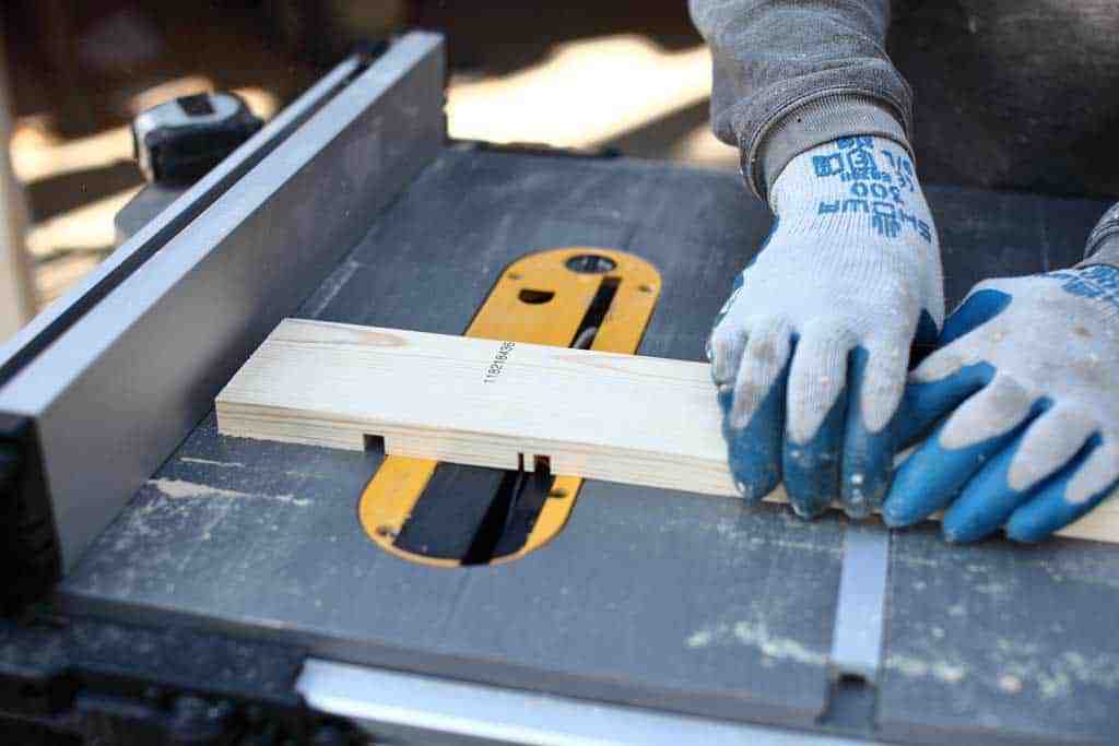 using table saw to cut wood