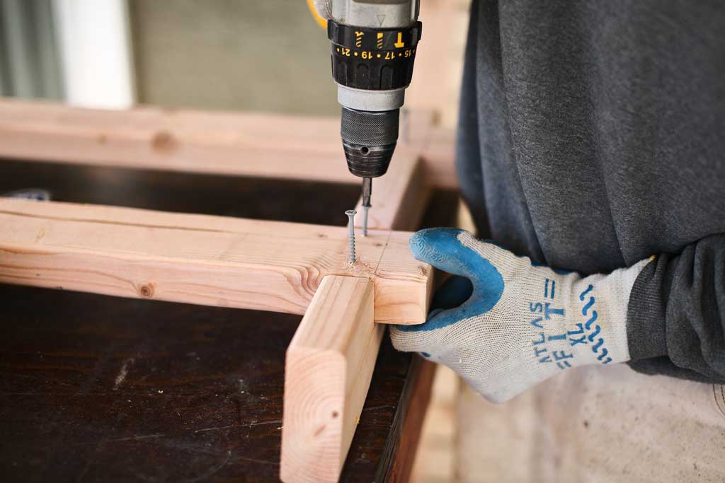 screwing-in wood screws into 2x4