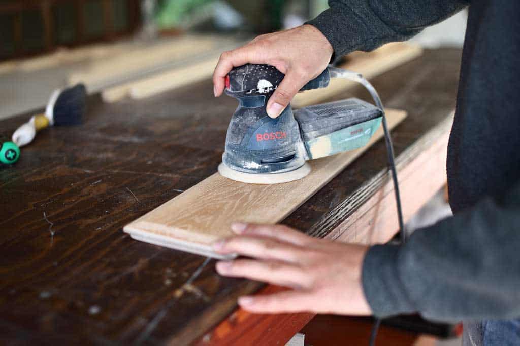 using random orbital sander to sand wood