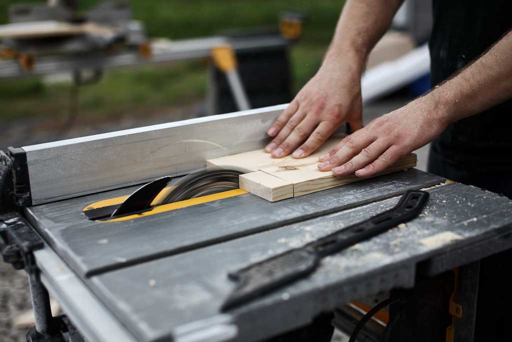 using table saw to cut out notch