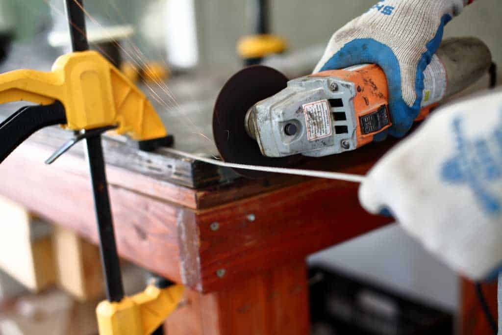 cutting cable with an angle grinder