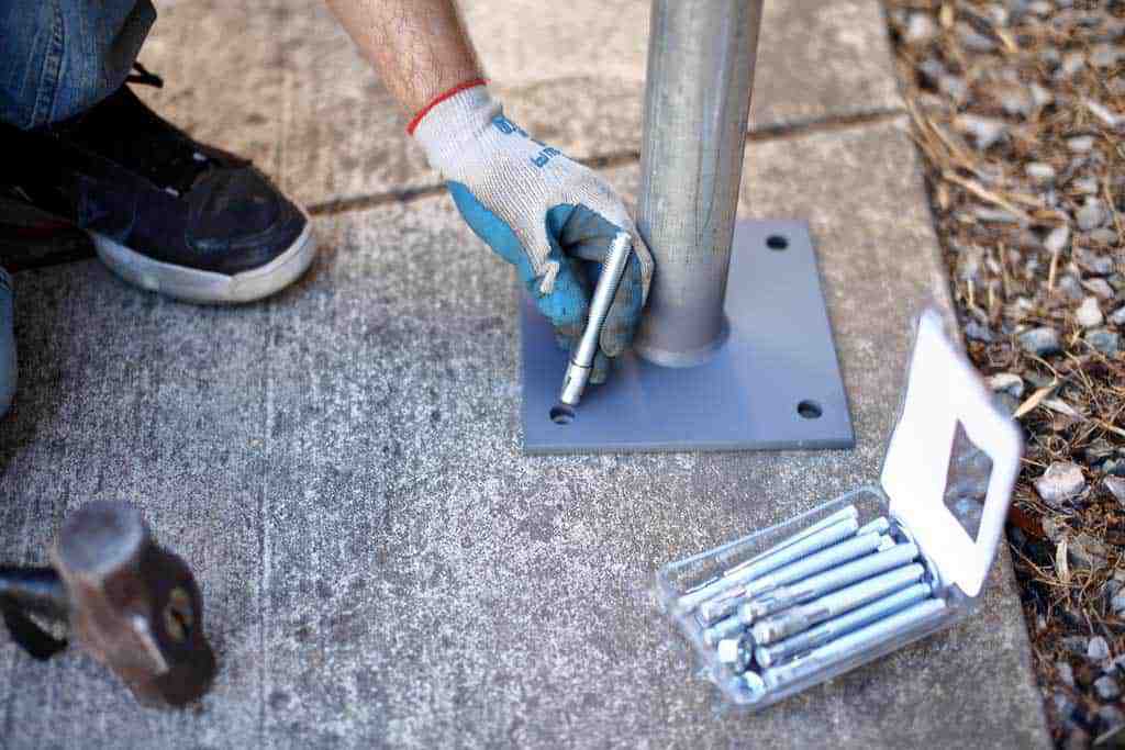 inserting anchor in to the concrete hole