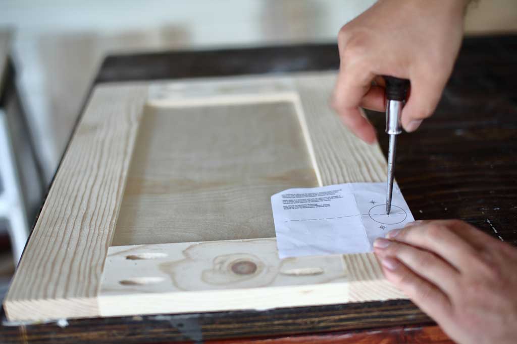 use cabinet door hinge template for drilling holes