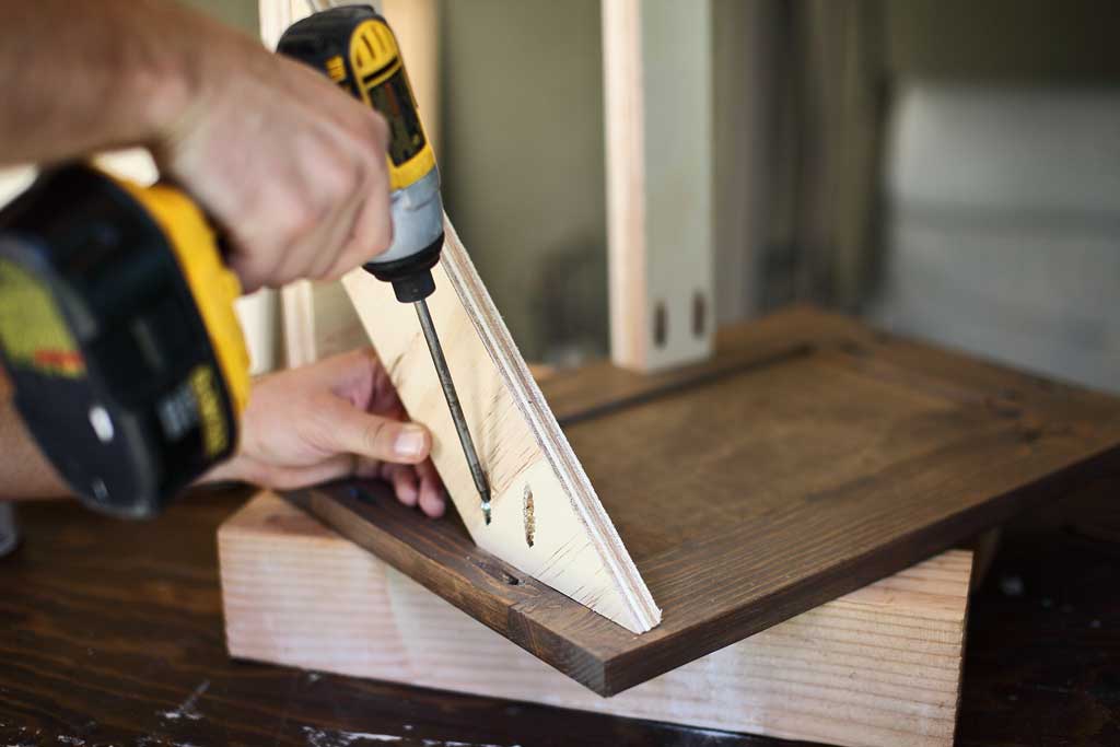 attaching a diagonal support for garbage bin