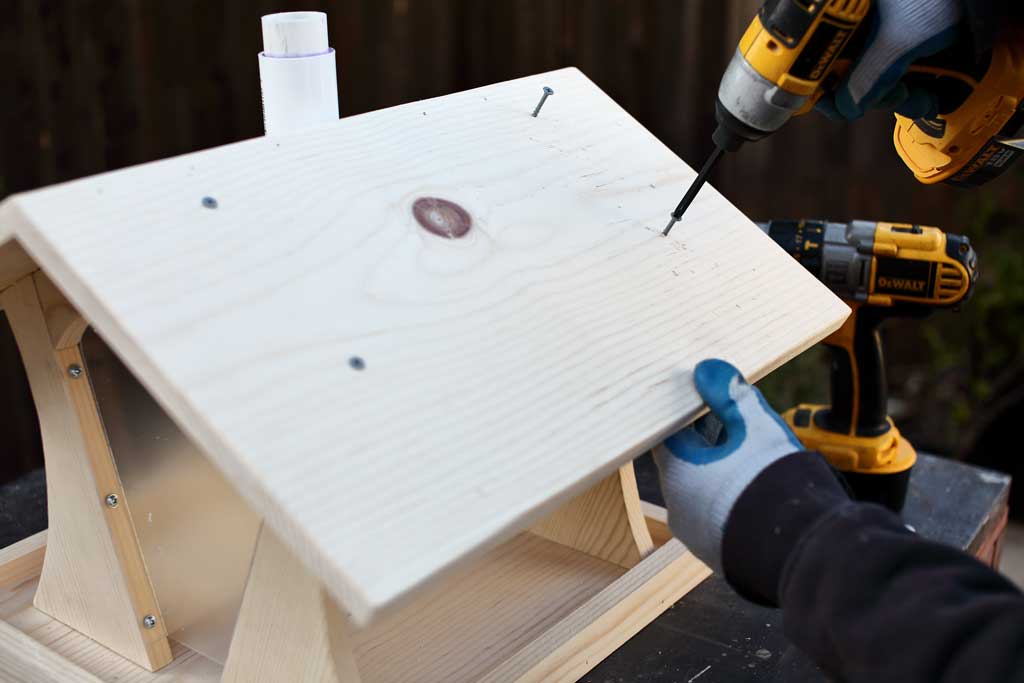 attaching roof to the bird feeder