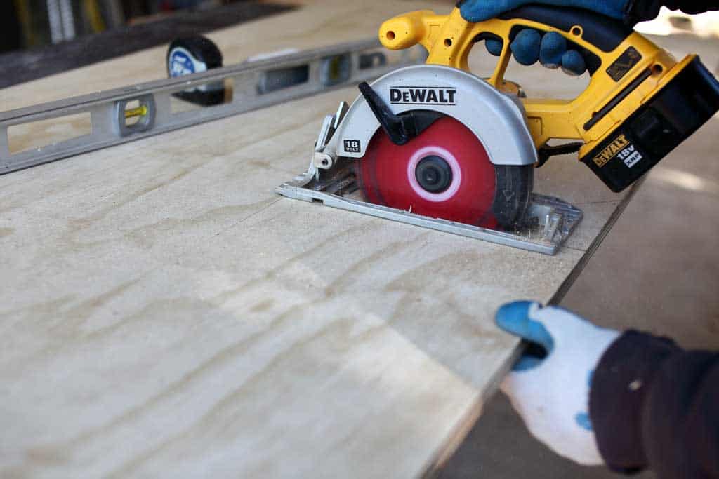 cutting plywood with skill saw