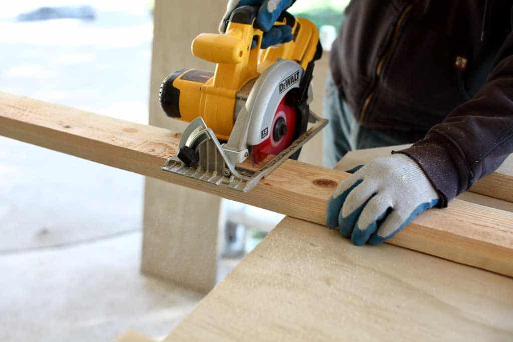 cutting 2x4 with skill saw