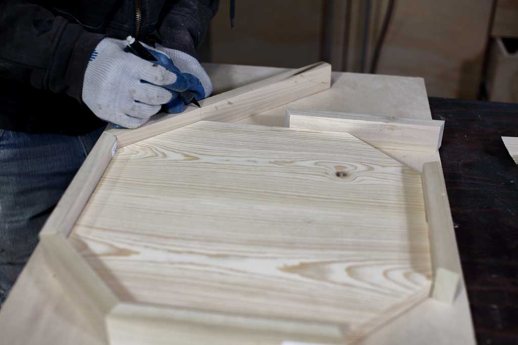 marking the measurement of the side boards of the end table