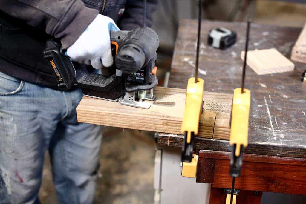 using jig saw to cut wood