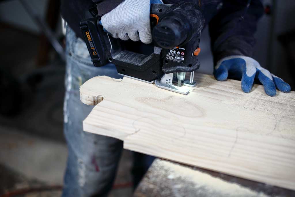 using jig saw to cut wood