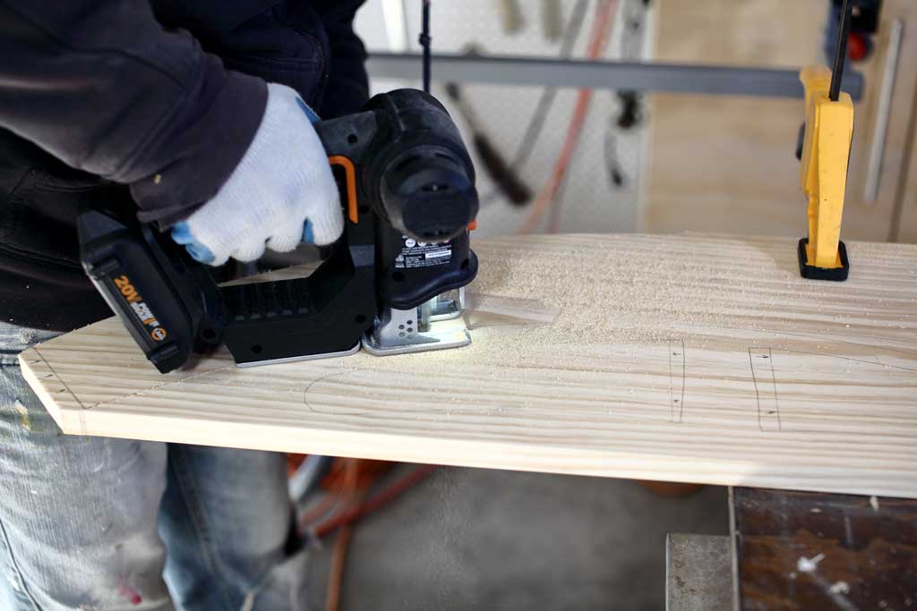 cuing jig saw to cut wood