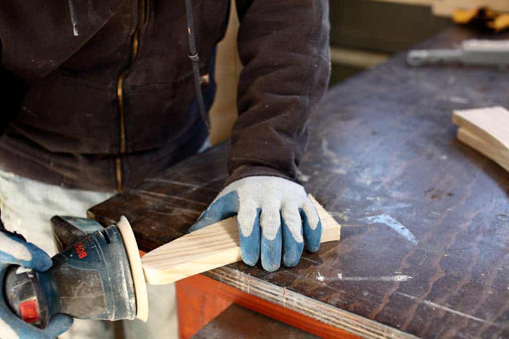 using random orbital sander to sand wood
