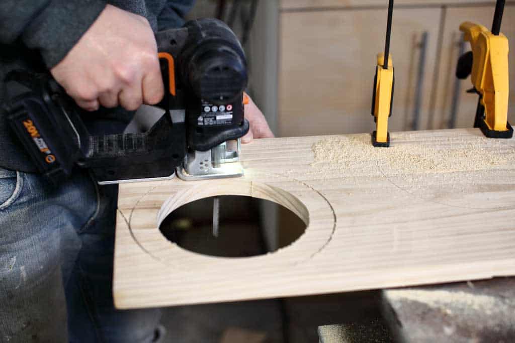 cutting out circle with jig saw