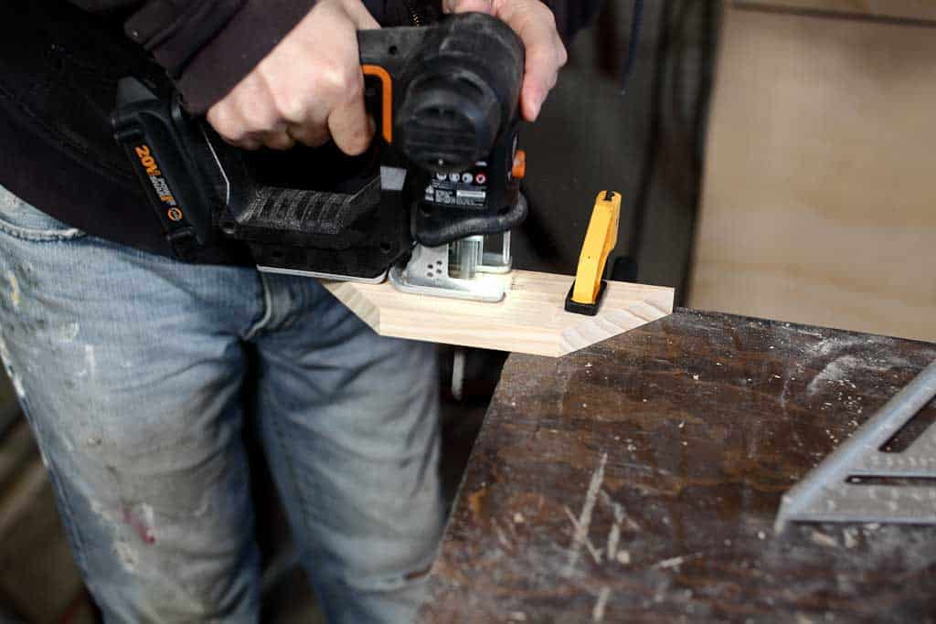 using jig saw to cut wood