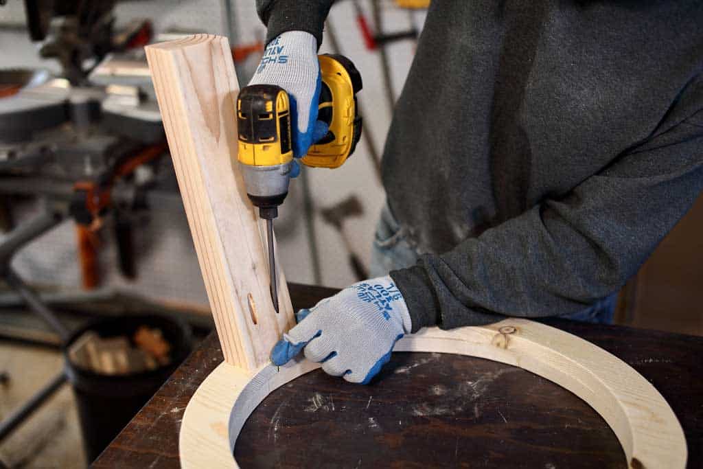 attaching legs to circle wood