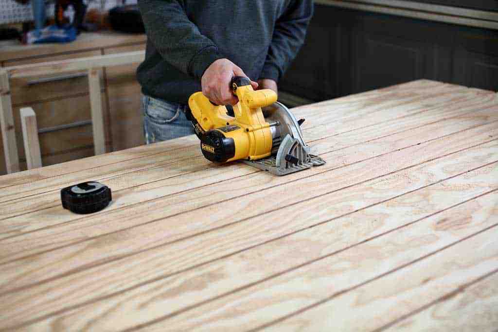 using skill saw to cut plywood