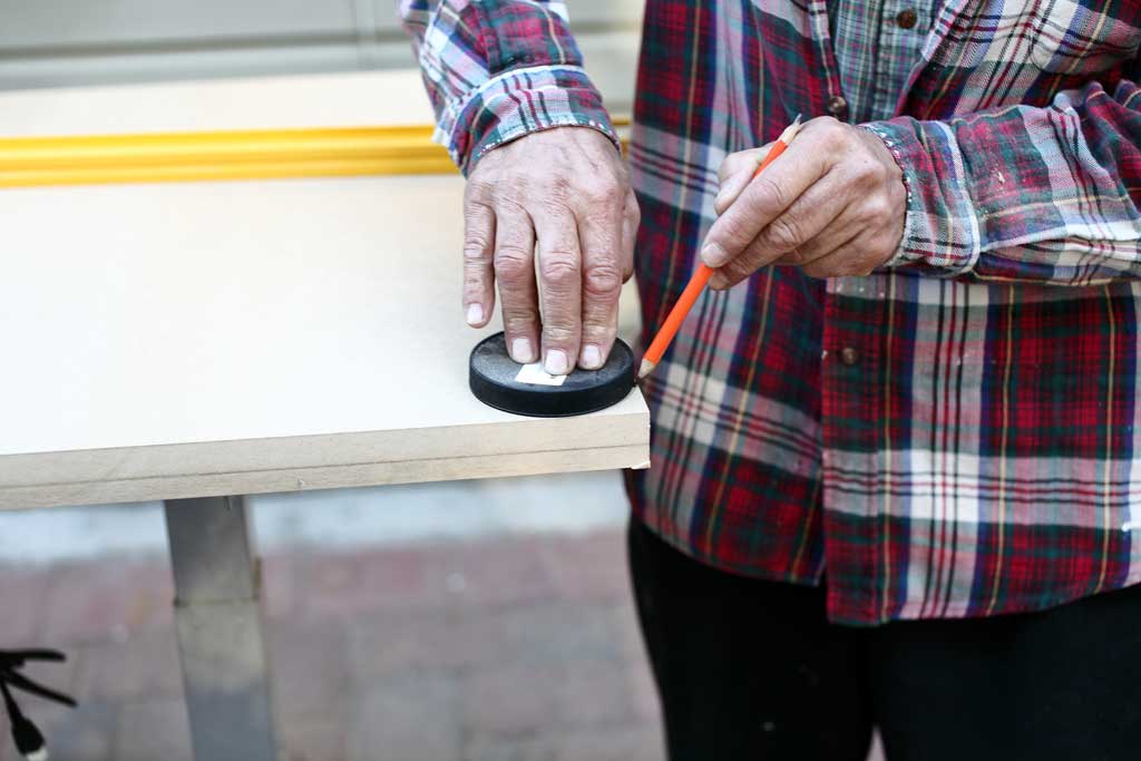 drawing an arch on corner of tabletop