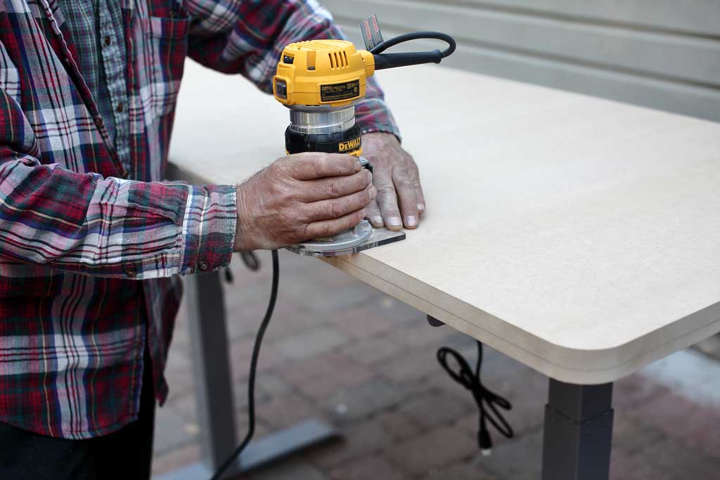 using wood router to round the edges on tabletop