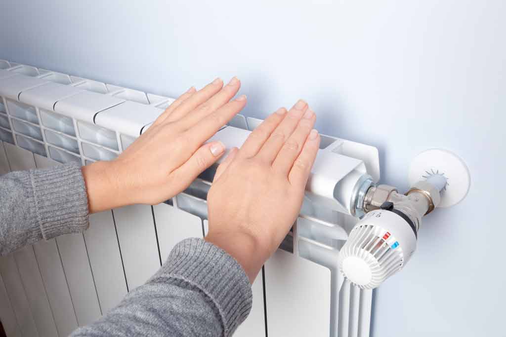 What uses more Electricity ac or heater